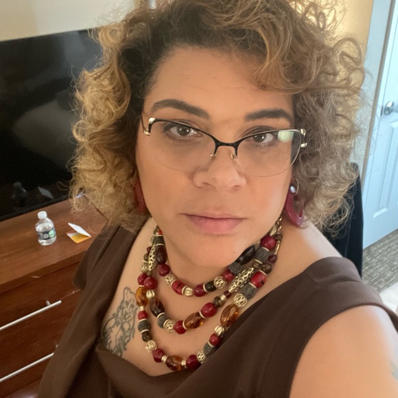 Meet your Posher, Gwendolyn - Picture 2 of 3